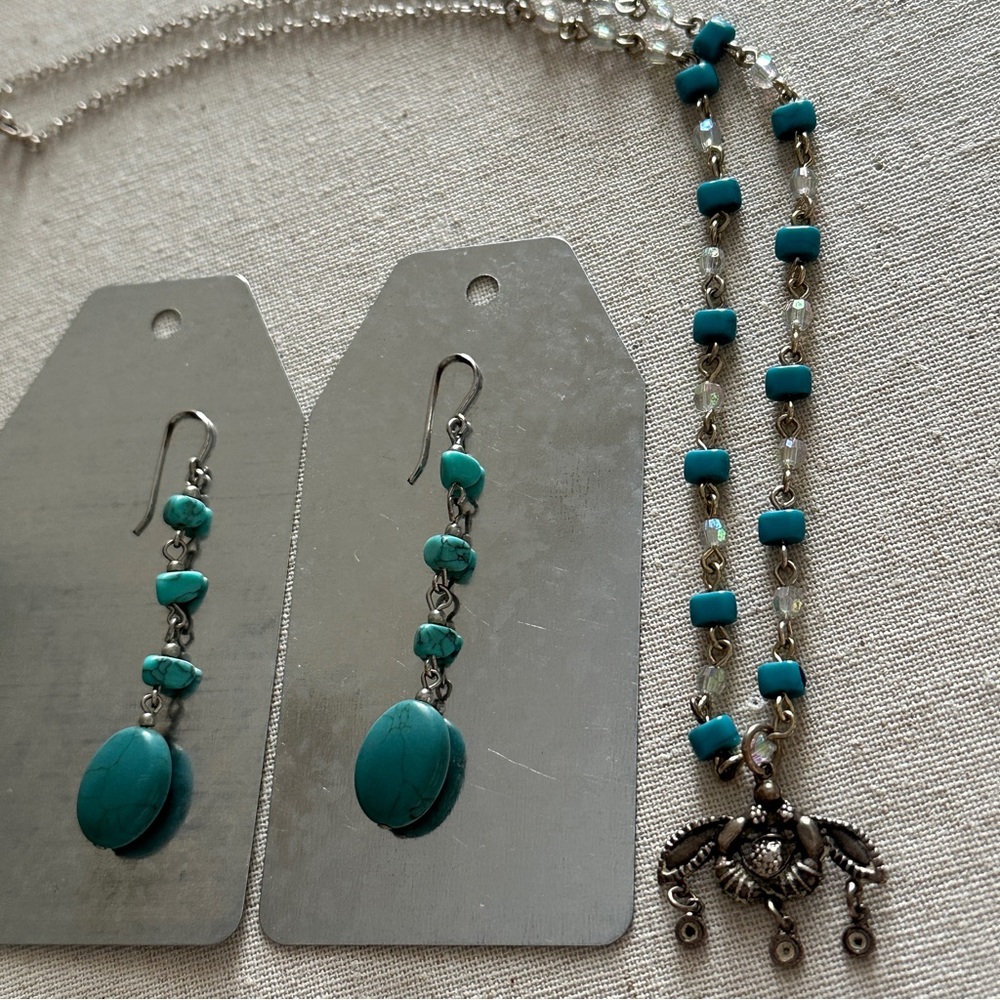 Turquoise stone necklace with bumblebee pendant and earrings set